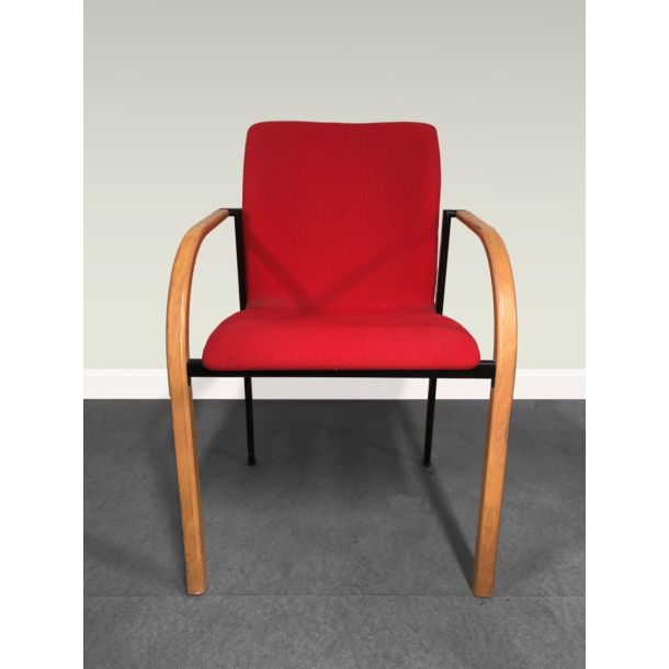 Vergaderstoel - rood gestoffeerd - houten armleuningen - gebruikt - set van 5