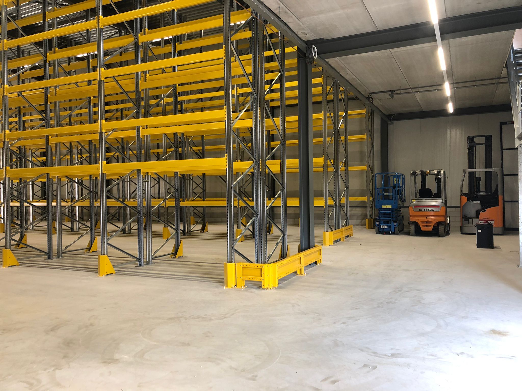 Project: Volledige inrichting van palletstellingen, entresolvloer en aanrijdbeveiliging in Enschede