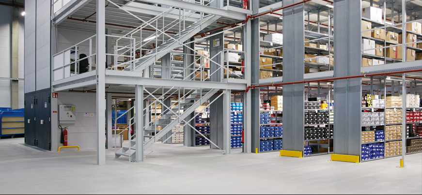 Legbordstelling of grootvakstelling: welk opslagsysteem past bij jouw magazijn?