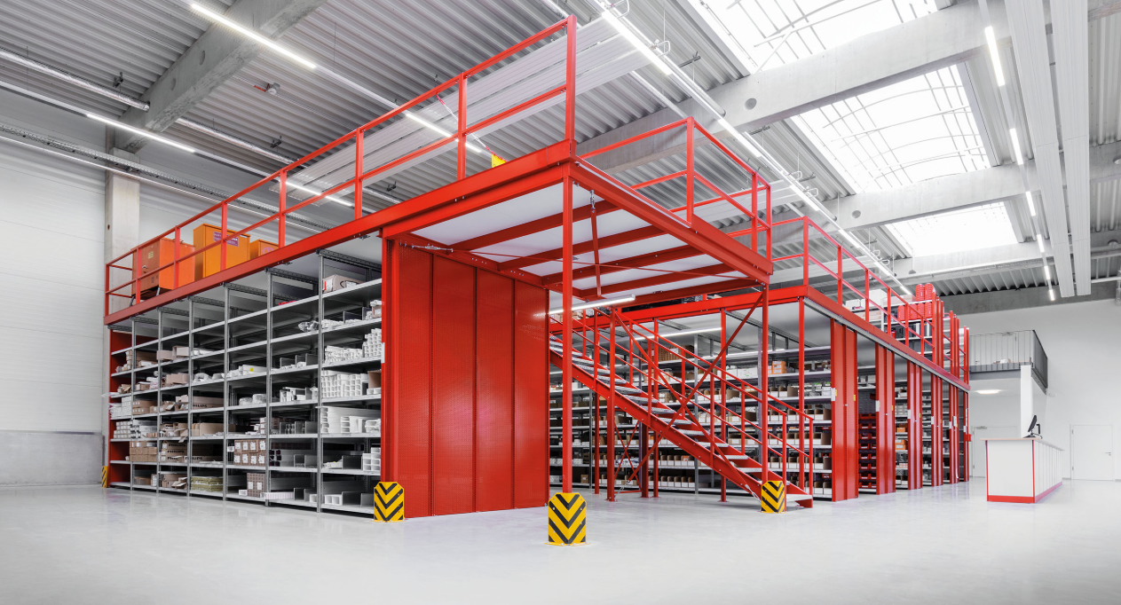 Veiligheidsartikelen rond entresolvloeren en magazijnstellingen